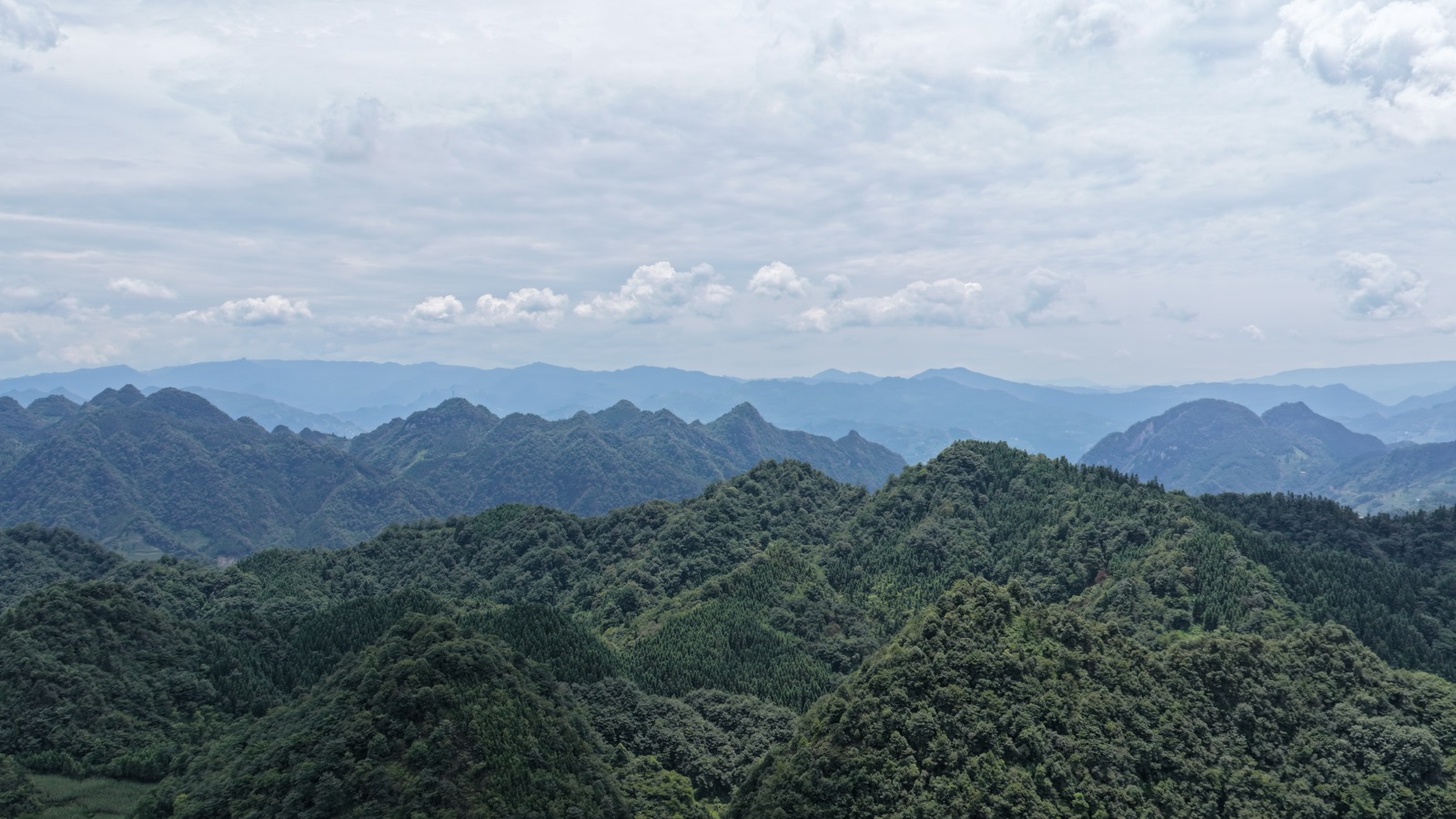 航拍 · 乌蒙山群峰